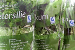 Frische Topfkräuter in kontrollierter Qualität sind im Supermarkt das ganze Jahr über erhältlich. Foto: djd/www.qs-live.de