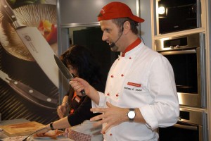 Auch Profiköche wie Andreas C. Studer wissen: Ein gutes Messer ist die Voraussetzung für den perfekten Steakgenuss.Foto: djd/Victorinox