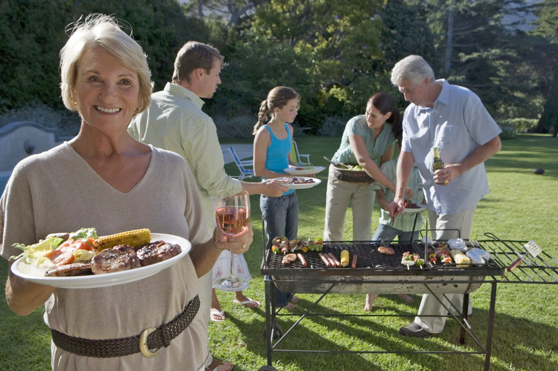 Die Gartenparty - ein Genuss für die ganze Familie. Foto: djd/Sanofi/Corbis