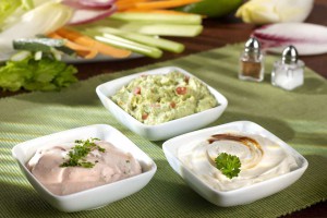 Dips zum Grillen verlangen eine kräftige Note, um mit dem intensiven Raucharoma mithalten zu können. Foto: djd/Develey Senf & Feinkost GmbH