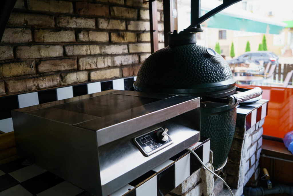 Keramikgrill in der Gartenküche Foto: ©Vadim - stock.adobe.com
