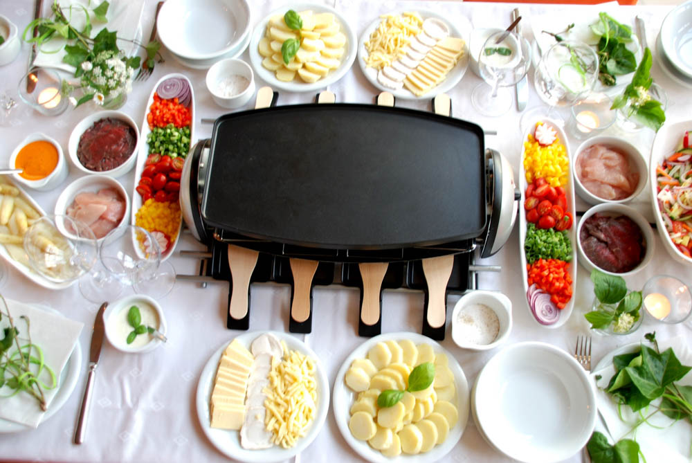 Gedeckter Tisch mit Raclette Grill